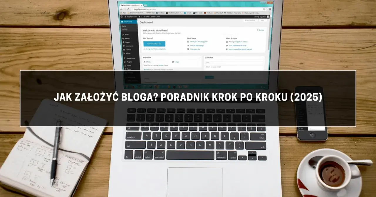Laptop z panelem WordPress, notatnik z planami i filiżanka kawy na drewnianym tle.
