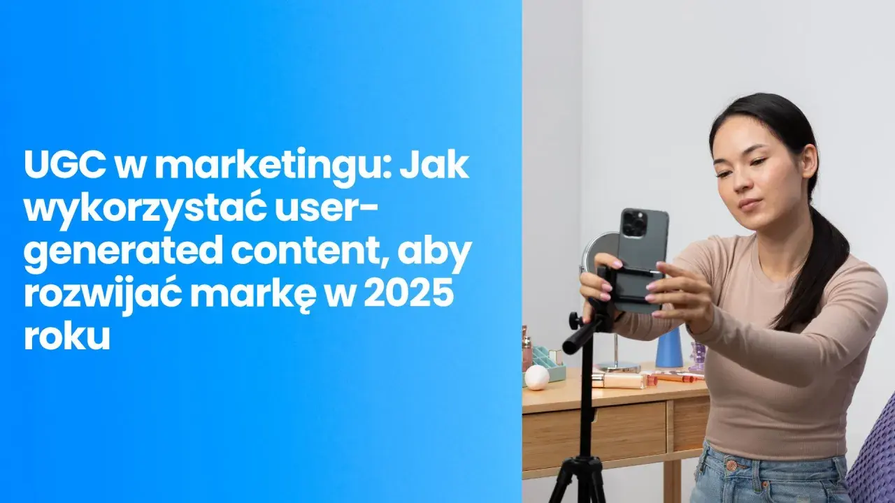 Kobieta nagrywa film telefonem na statywie, na tle biurka z kosmetykami.