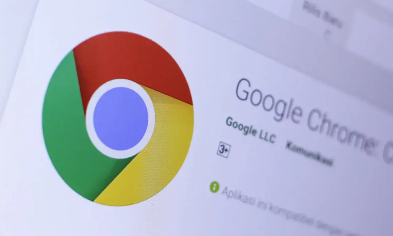 Ikona Google Chrome i tekst informujący o tym, jak zaktualizować przeglądarkę Chrome.