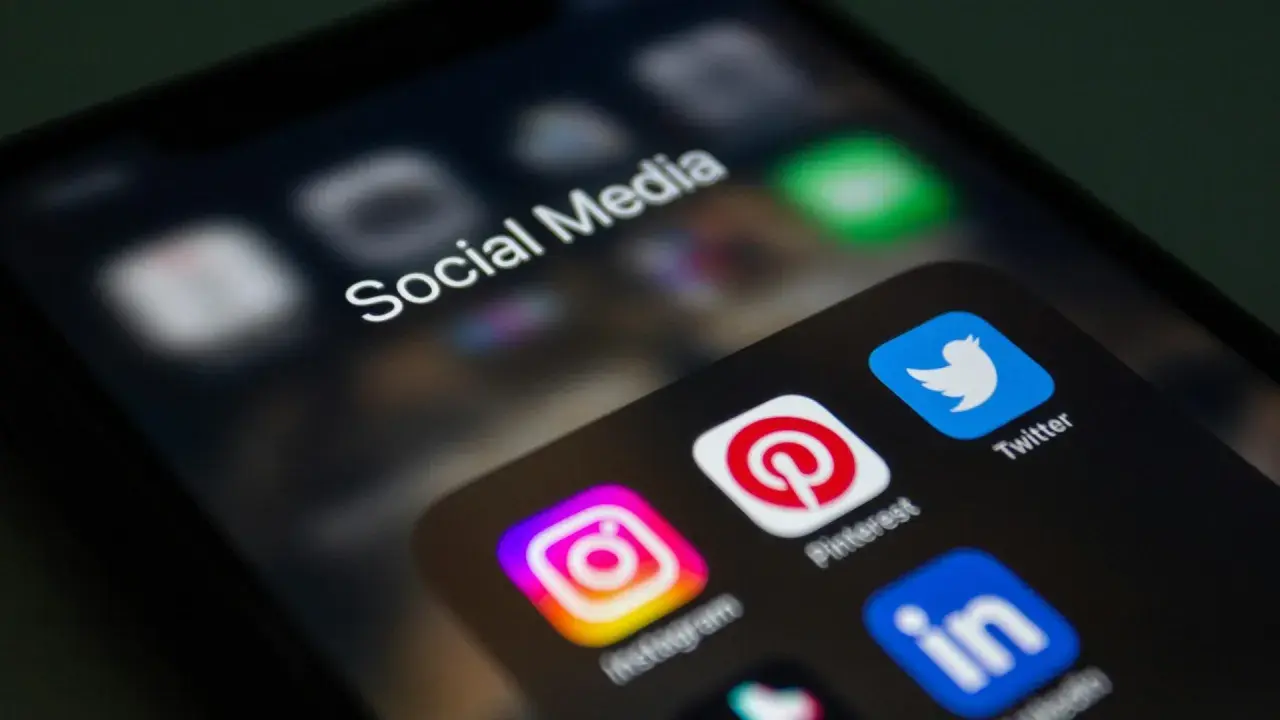 Ikona aplikacji społecznościowych na ekranie telefonu: Instagram, Pinterest, Twitter, LinkedIn.