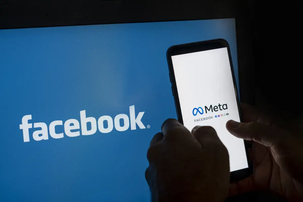 Ekran telefonu z logo Meta i Facebook obok niebieskiego ekranu z logo Facebook.