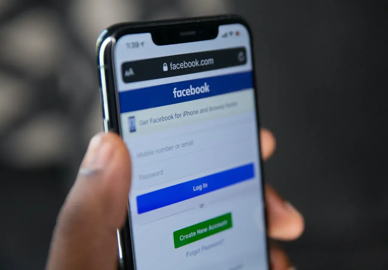 Telefon z ekranem logowania Facebooka. Widoczne pole na numer telefonu lub e-mail i hasło. Jak sprawdzić hasło do Facebooka na telefonie?