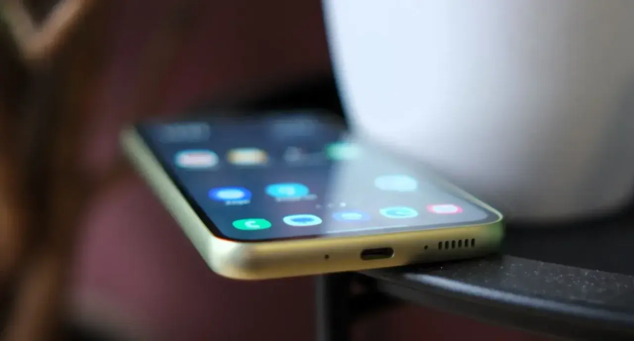 Nowy telefon z ikonami aplikacji na ekranie. Dowiedz się, jak przenieść Facebooka na nowy telefon, by nie stracić kontaktu ze znajomymi.