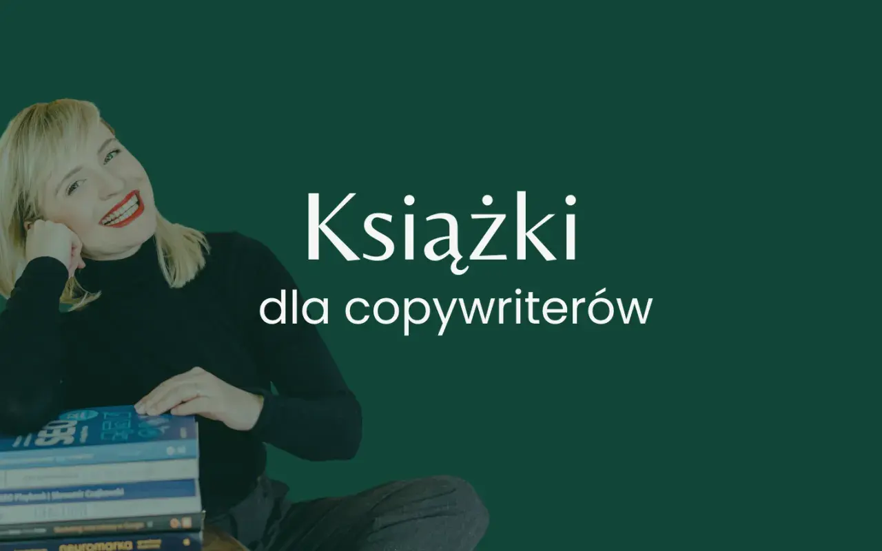 Uśmiechnięta kobieta z blond włosami opiera się o stos książek na zielonym tle.