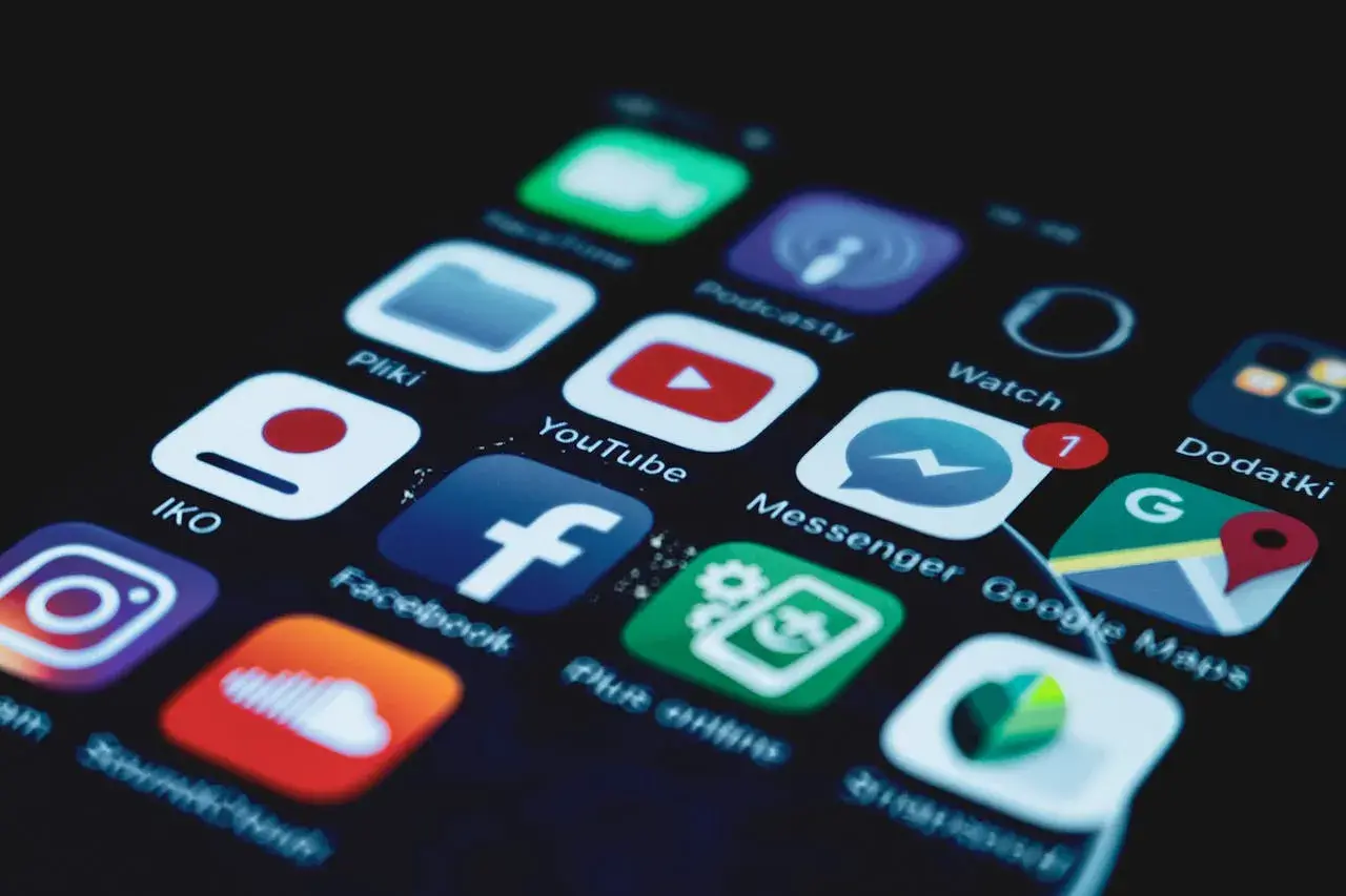 Ikony aplikacji na ekranie smartfona, w tym Facebook, YouTube, Instagram. Dowiedz się, jak dodać muzykę do relacji na Facebooku, korzystając z tych narzędzi.