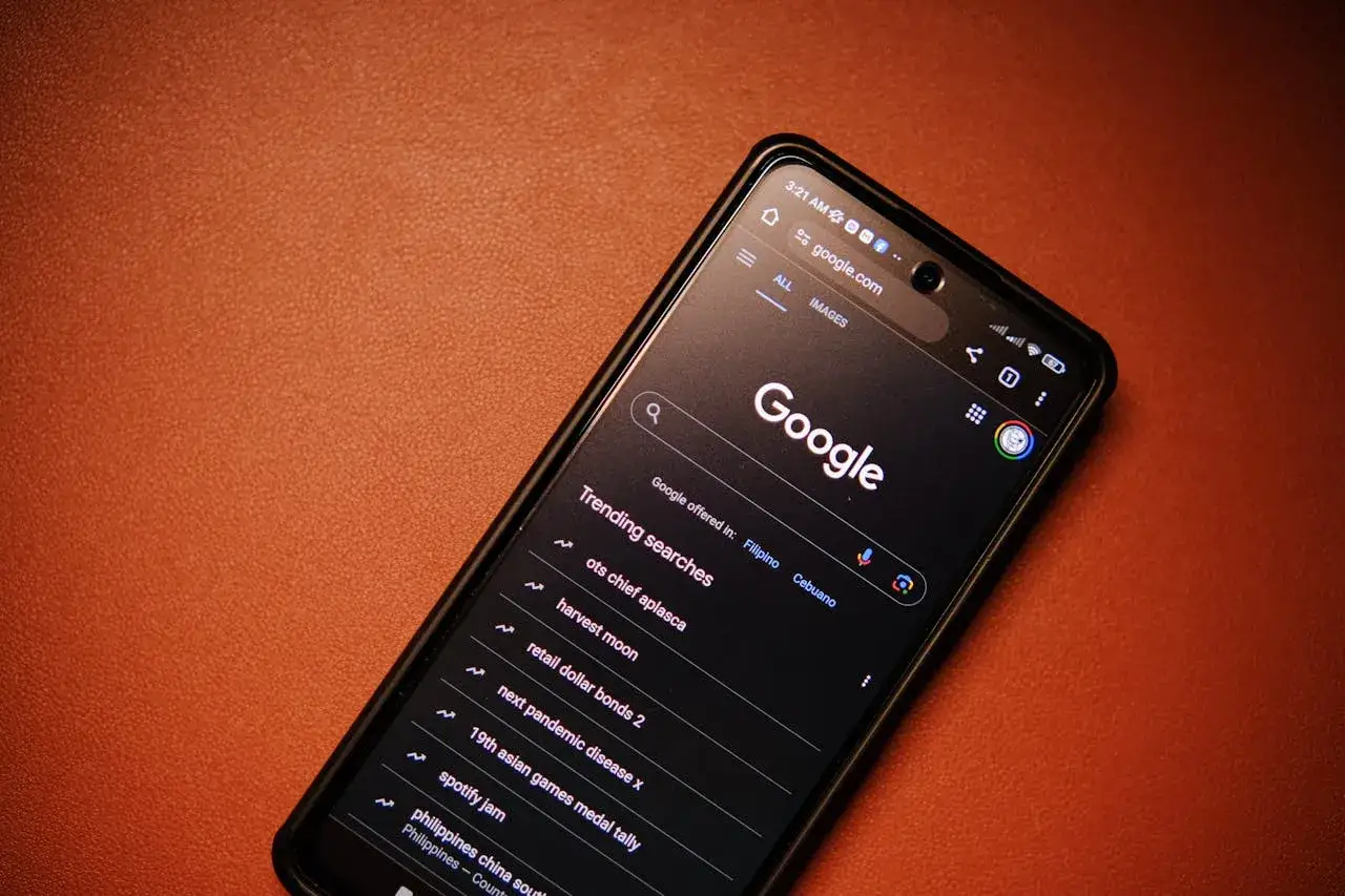 Telefon z wyszukiwarką Google. Szukasz informacji, jak zmienić główną przeglądarkę?
