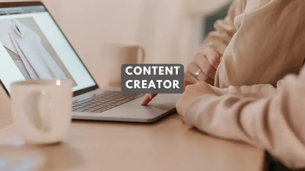 Osoba pracuje przy laptopie, tworząc treści. Dowiedz się, jak zostać content creatorem.