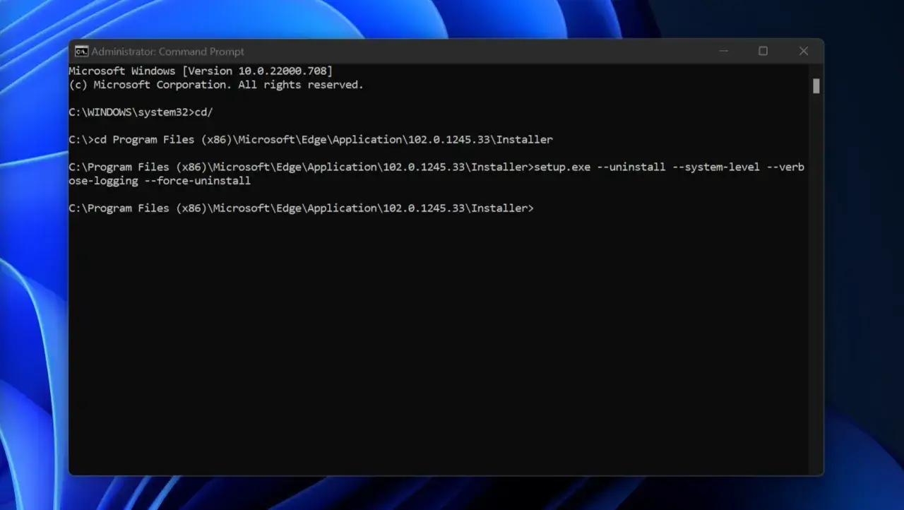 Wiersz poleceń pokazuje, jak usunąć przeglądarkę Edge, wpisując komendę `setup.exe --uninstall --system-level --verbose-logging --force-uninstall`.