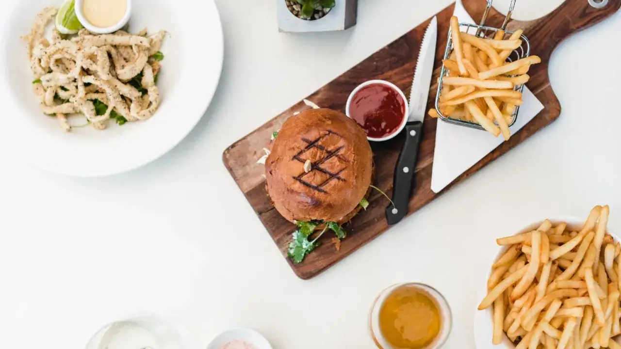 Burger, frytki i kalmary – idealne menu na bloga kulinarnego. Dowiedz się, jak założyć blog kulinarny i dzielić się swoimi przepisami!