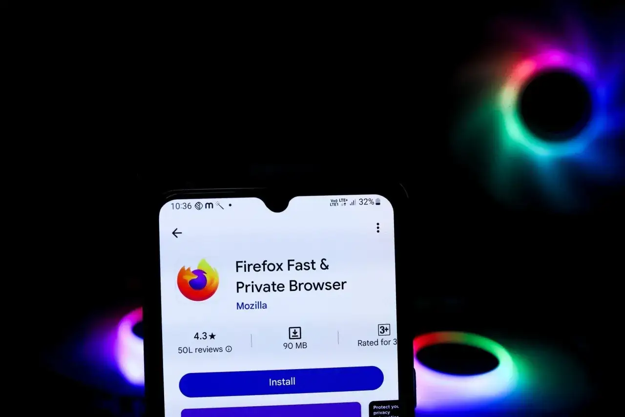 Ekran telefonu z aplikacją Firefox. Dowiedz się, jak sprawdzić wersję przeglądarki Firefox, instalując ją z oficjalnego sklepu.
