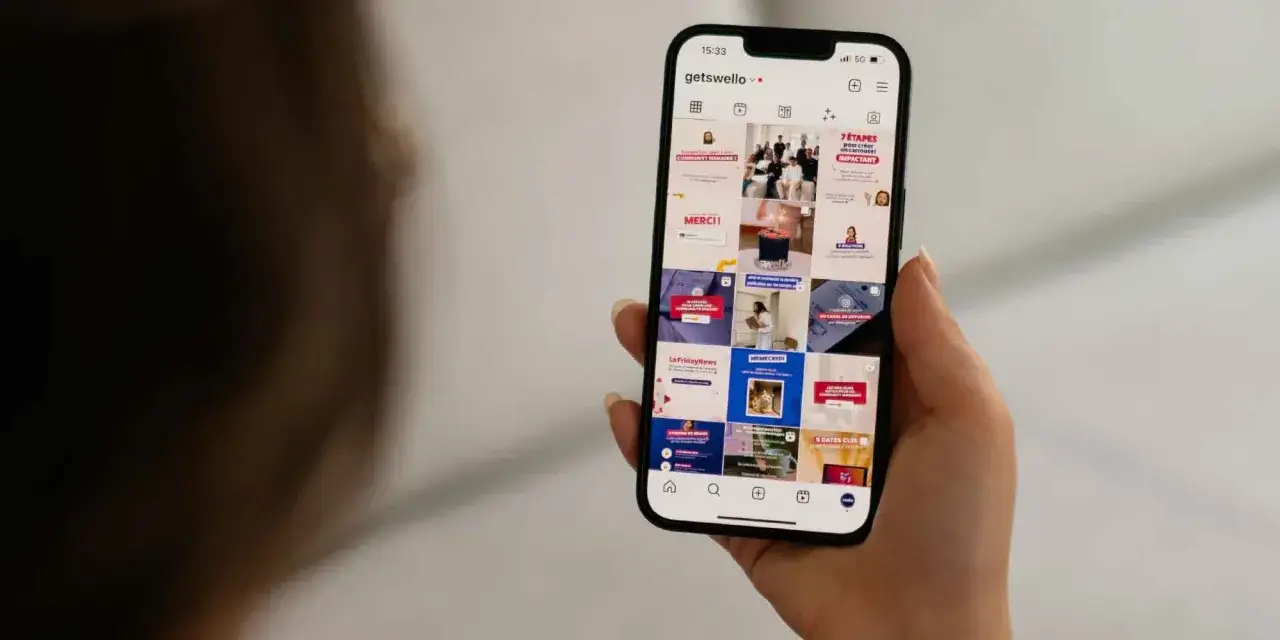 Telefon pokazuje profil Instagram z grafikami, które ilustrują, do czego służy content seo manager: tworzenie angażujących treści i strategii.